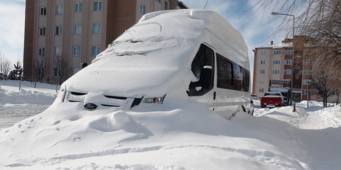 Kars’ta kapalı köy yolları tek tek açılıyor